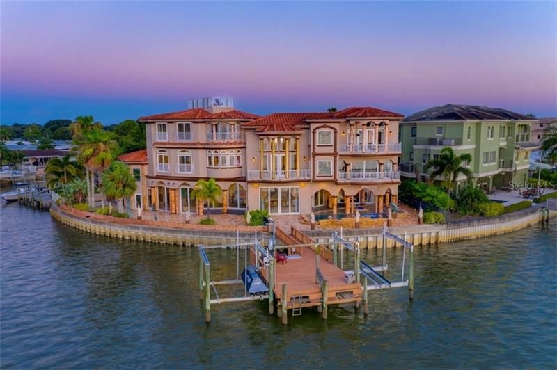 Recently Sold: $2,750,000 (6 beds, 4 baths, 6991 Square Feet)