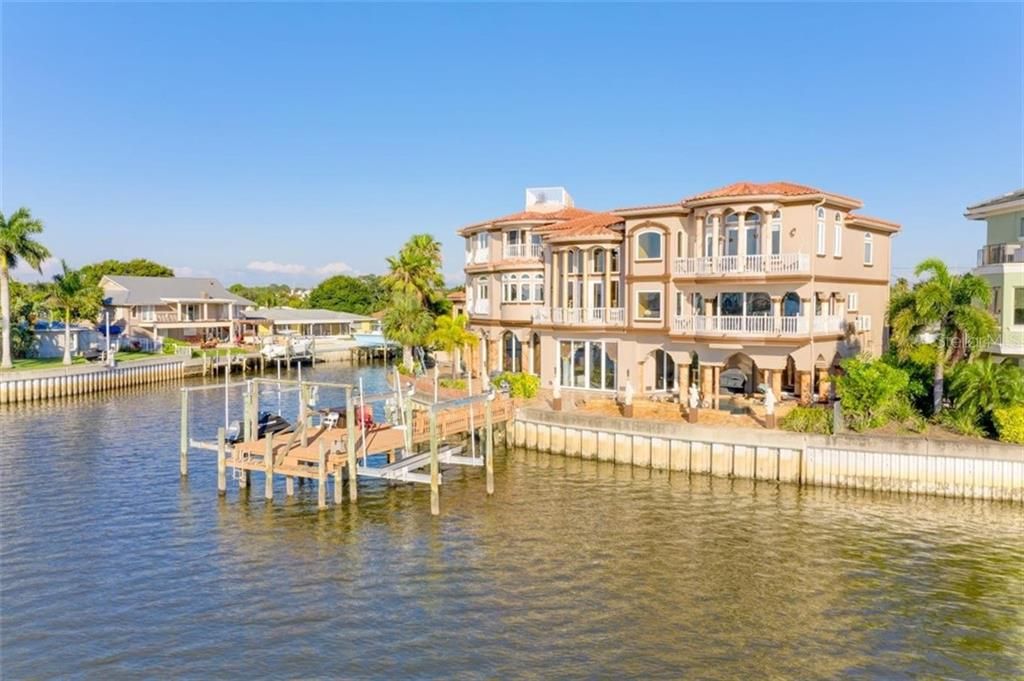 Recently Sold: $2,750,000 (6 beds, 4 baths, 6991 Square Feet)