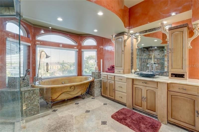 Недавно продано: $2,750,000 (6 спален, 4 ванн, 6991 Квадратных фут)