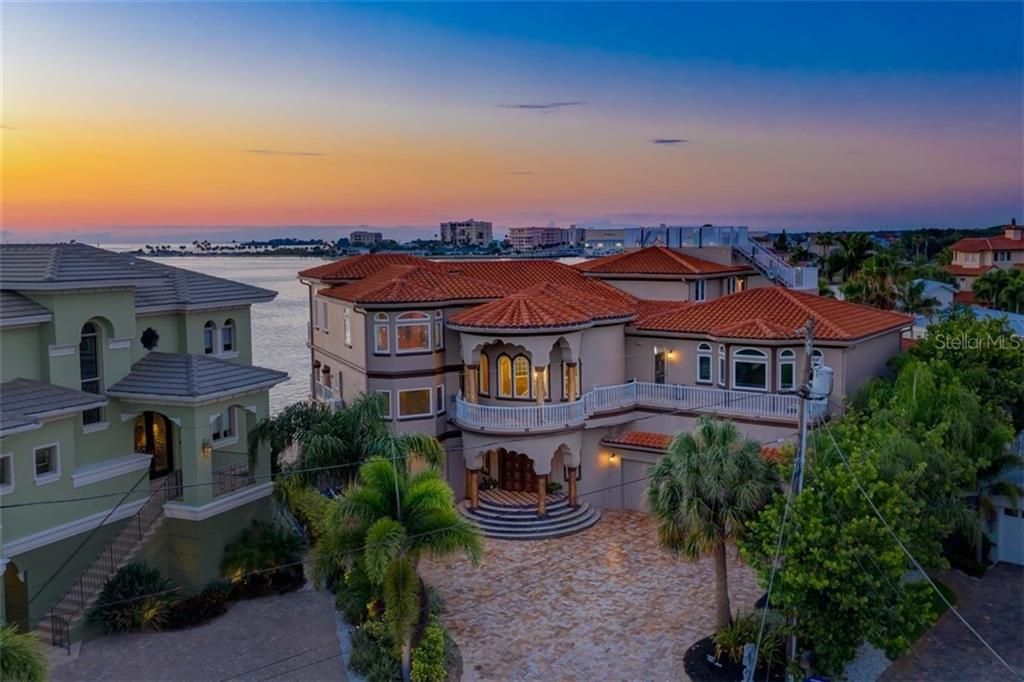 Recently Sold: $2,750,000 (6 beds, 4 baths, 6991 Square Feet)