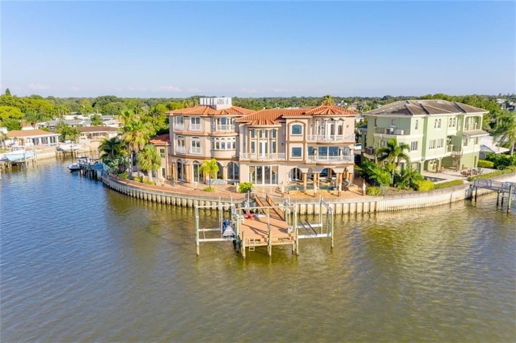 Recently Sold: $2,750,000 (6 beds, 4 baths, 6991 Square Feet)