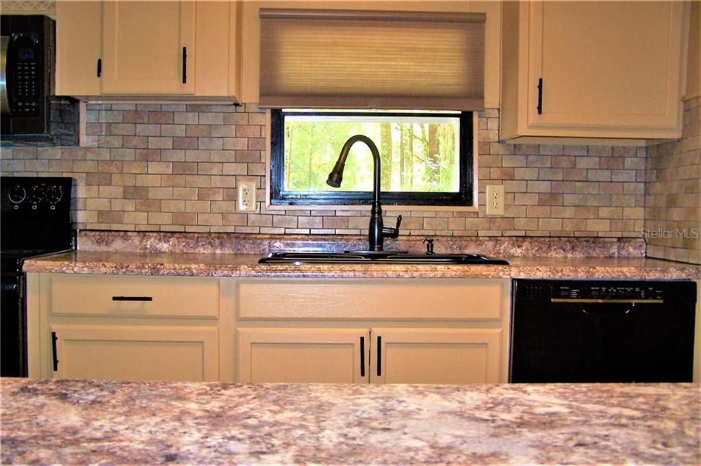 Counter /Bar into kitchen