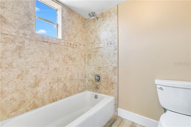最近售出: $349,900 (3 贝兹, 3 浴室, 2264 平方英尺)