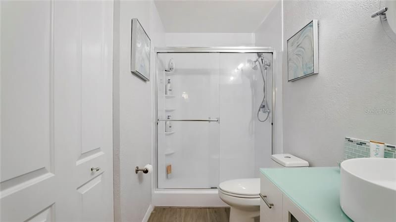 Recently Sold: $200,000 (1 beds, 2 baths, 890 Square Feet)