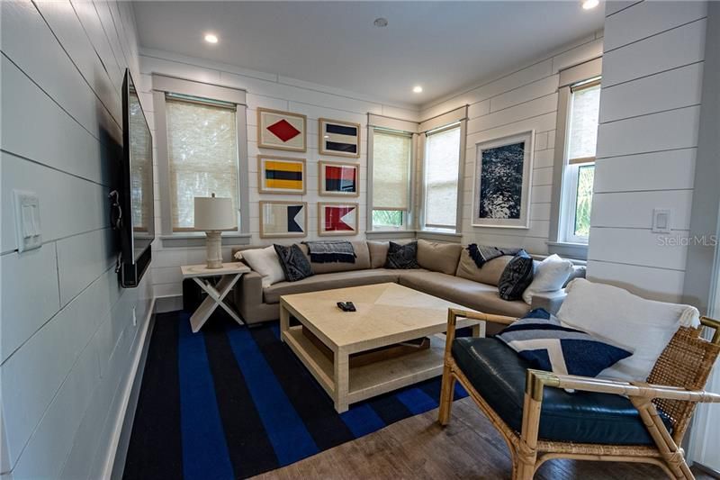 Recently Sold: $1,950,000 (5 beds, 4 baths, 2213 Square Feet)