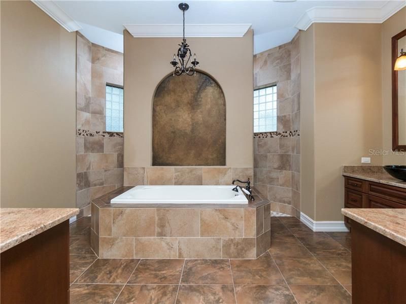 最近售出: $850,000 (4 贝兹, 4 浴室, 4141 平方英尺)