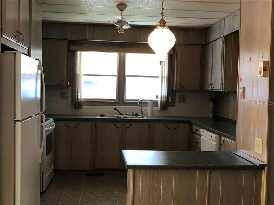 Kitchen w/Island