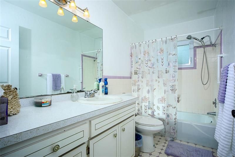 GUEST BATHROOM WITH TUB/SHOWER