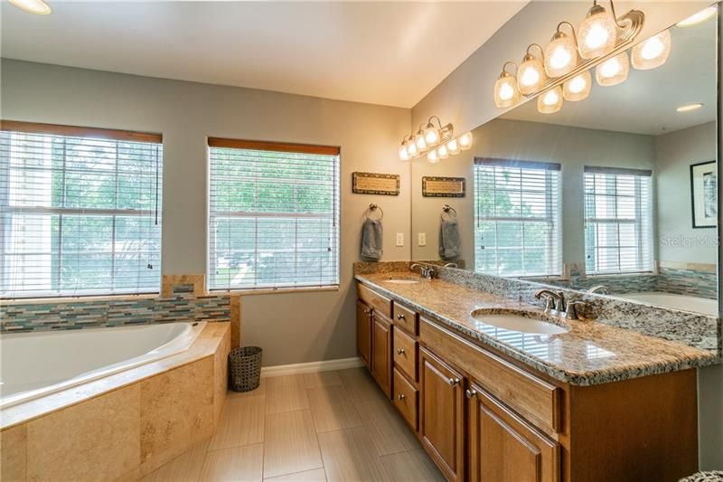En-Suite Bathroom with Double Sink and Granite Countertop!