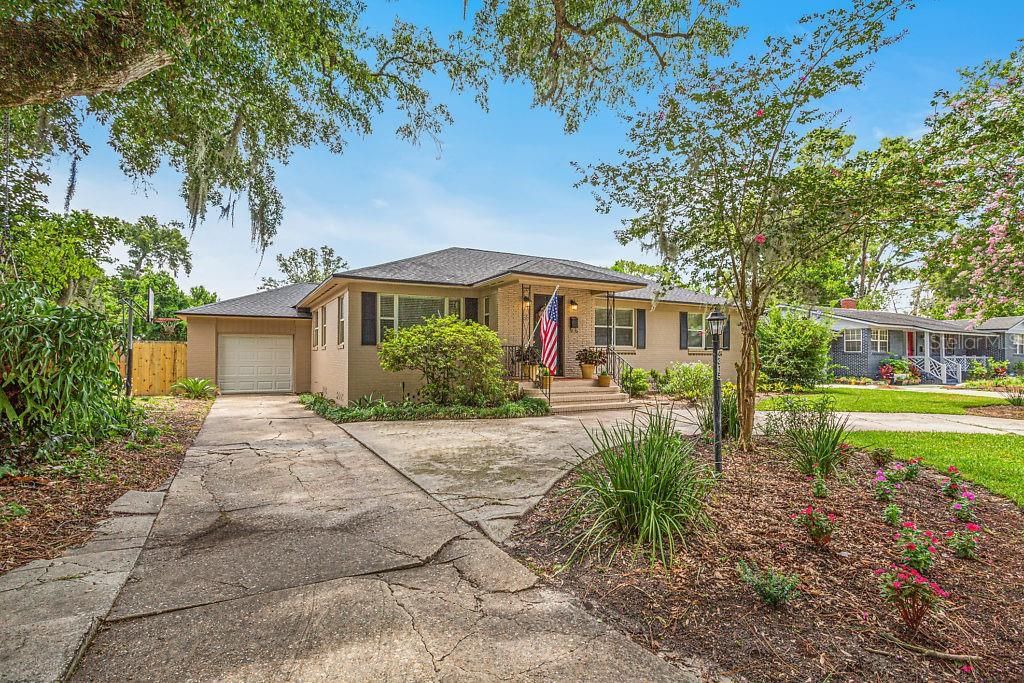 Large circular driveway