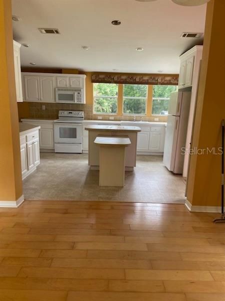 Recently Rented: $1,195 (3 beds, 2 baths, 1710 Square Feet)