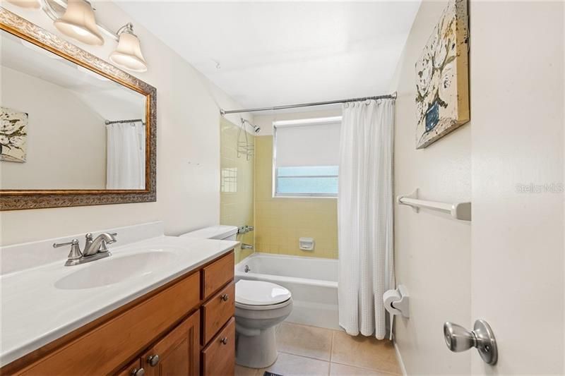 最近售出: $119,900 (2 贝兹, 2 浴室, 955 平方英尺)