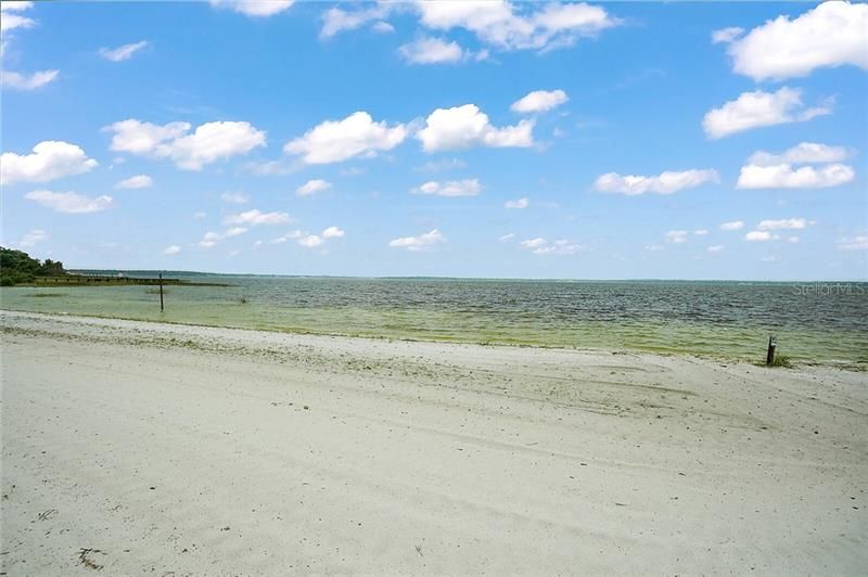 Plenty of privacy on your own sandy beach!