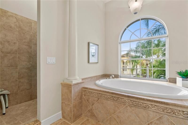 Недавно продано: $1,350,000 (4 спален, 4 ванн, 4107 Квадратных фут)