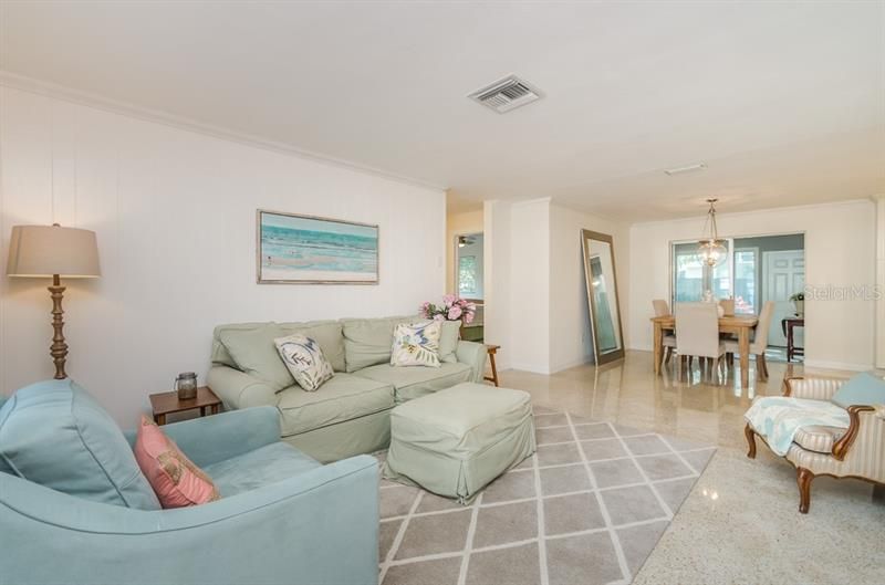 Recently Sold: $325,000 (2 beds, 2 baths, 1181 Square Feet)