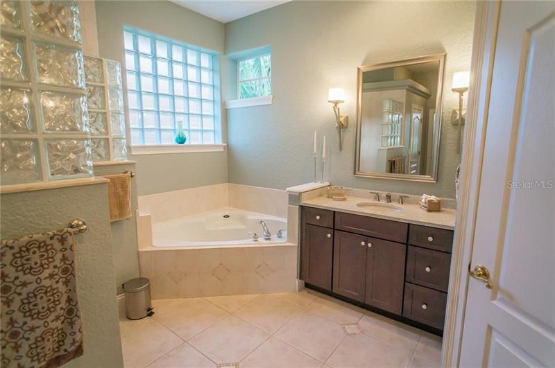 Недавно арендовано: $3,700 (5 спален, 4 ванн, 3398 Квадратных фут)