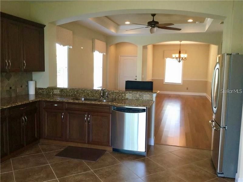 Recently Rented: $1,900 (3 beds, 2 baths, 1487 Square Feet)