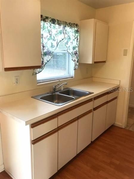 Recently Rented: $800 (2 beds, 1 baths, 880 Square Feet)