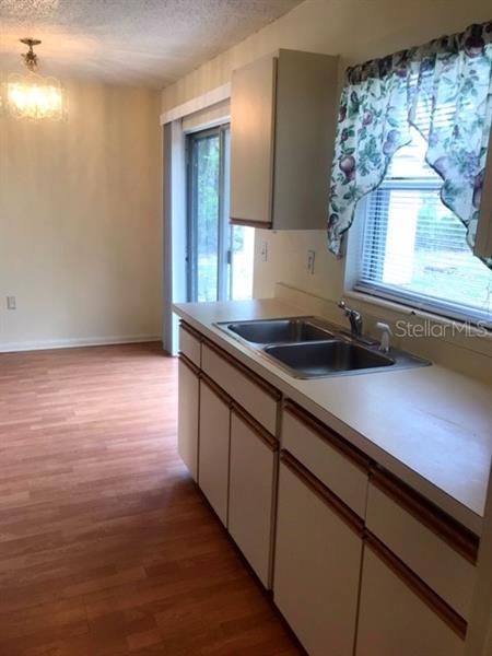 Recently Rented: $800 (2 beds, 1 baths, 880 Square Feet)