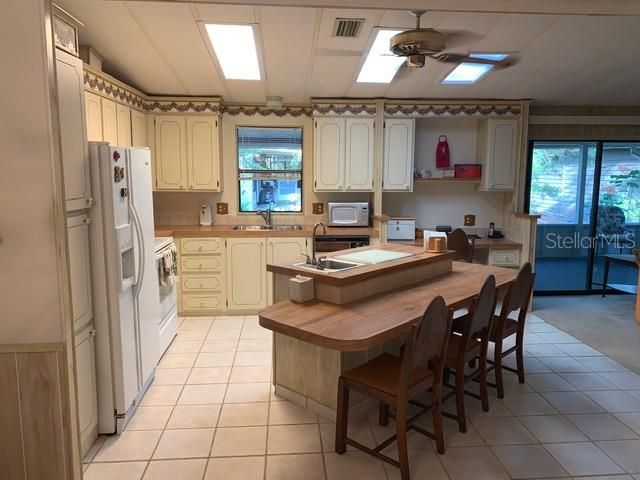 Recently Sold: $139,900 (2 beds, 2 baths, 1374 Square Feet)