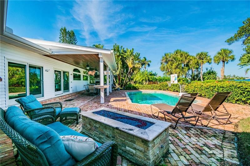 Recently Sold: $1,090,000 (4 beds, 4 baths, 3786 Square Feet)