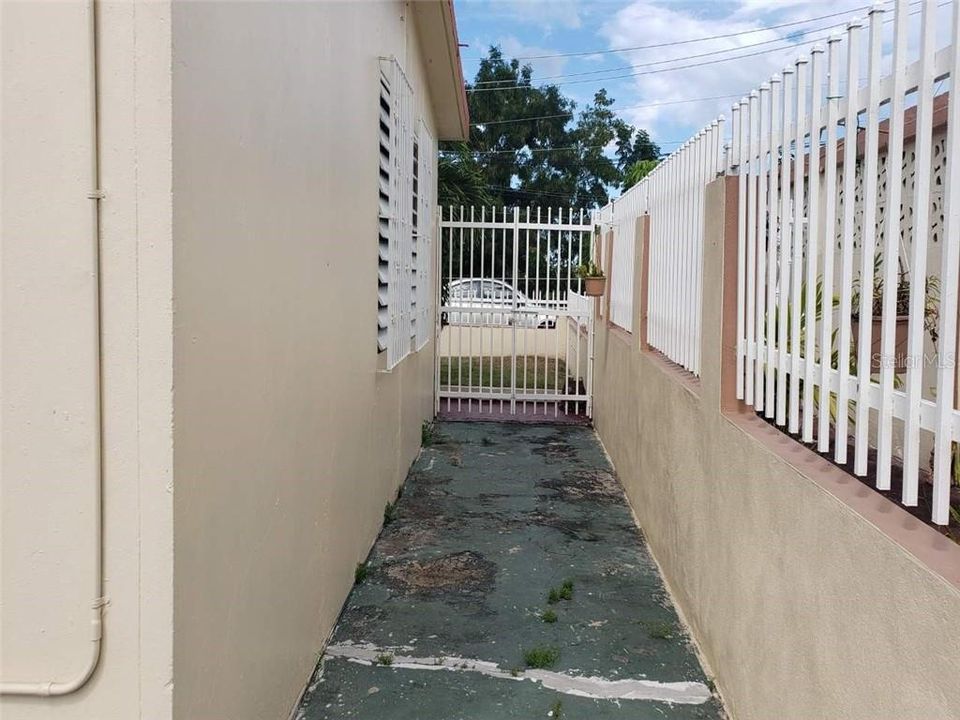 Vendido Recientemente: $82,000 (3 camas, 2 baños, 900 Pies cuadrados)