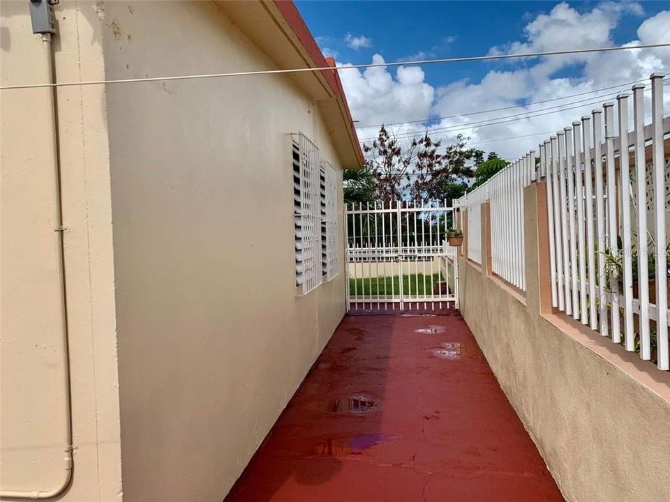 Vendido Recientemente: $82,000 (3 camas, 2 baños, 900 Pies cuadrados)