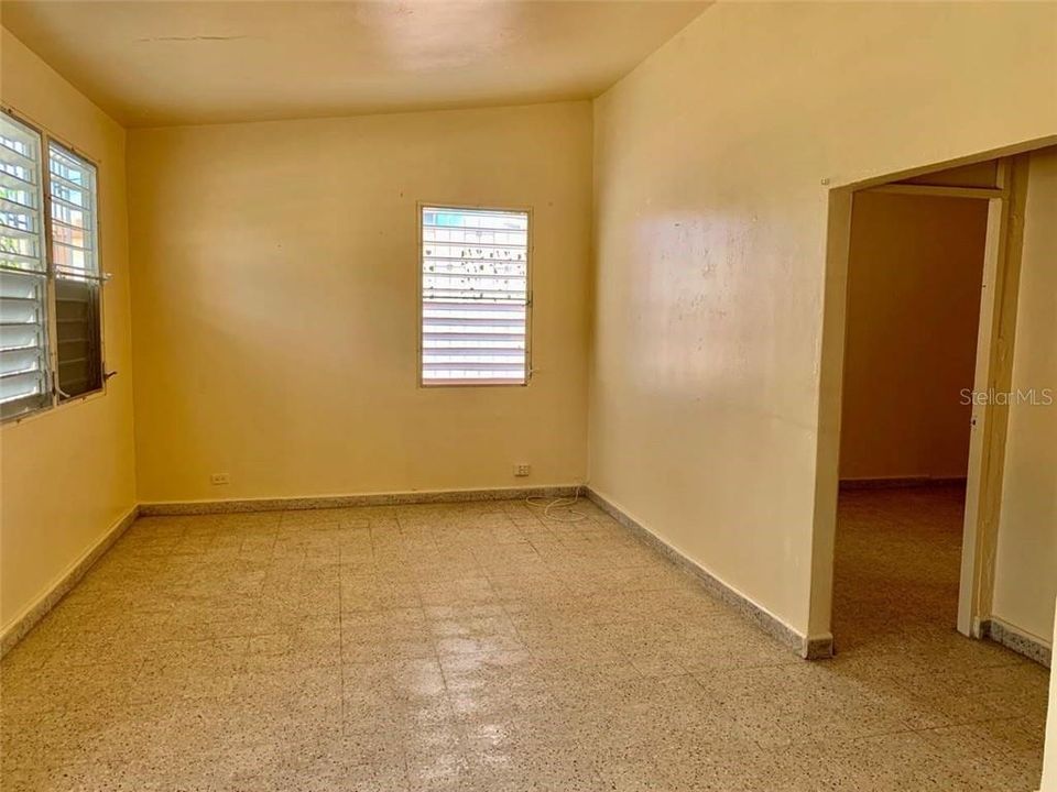 Vendido Recientemente: $82,000 (3 camas, 2 baños, 900 Pies cuadrados)