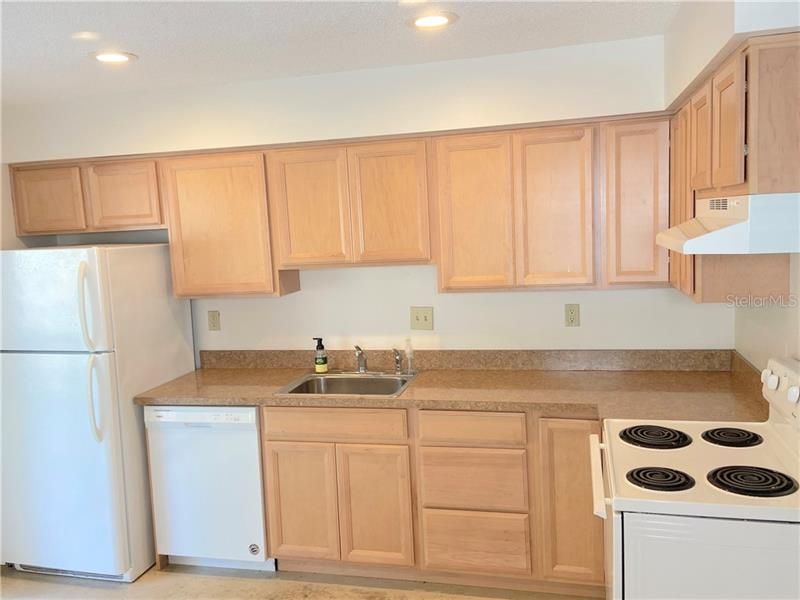 Recently Rented: $900 (2 beds, 1 baths, 750 Square Feet)