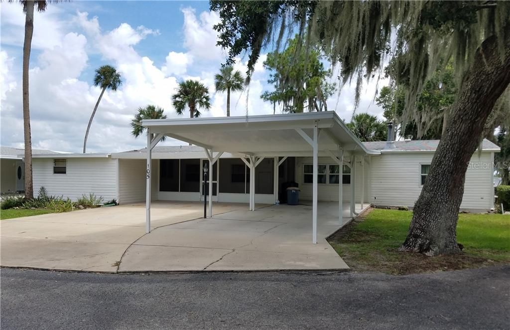 Front of home with plenty of room for parking