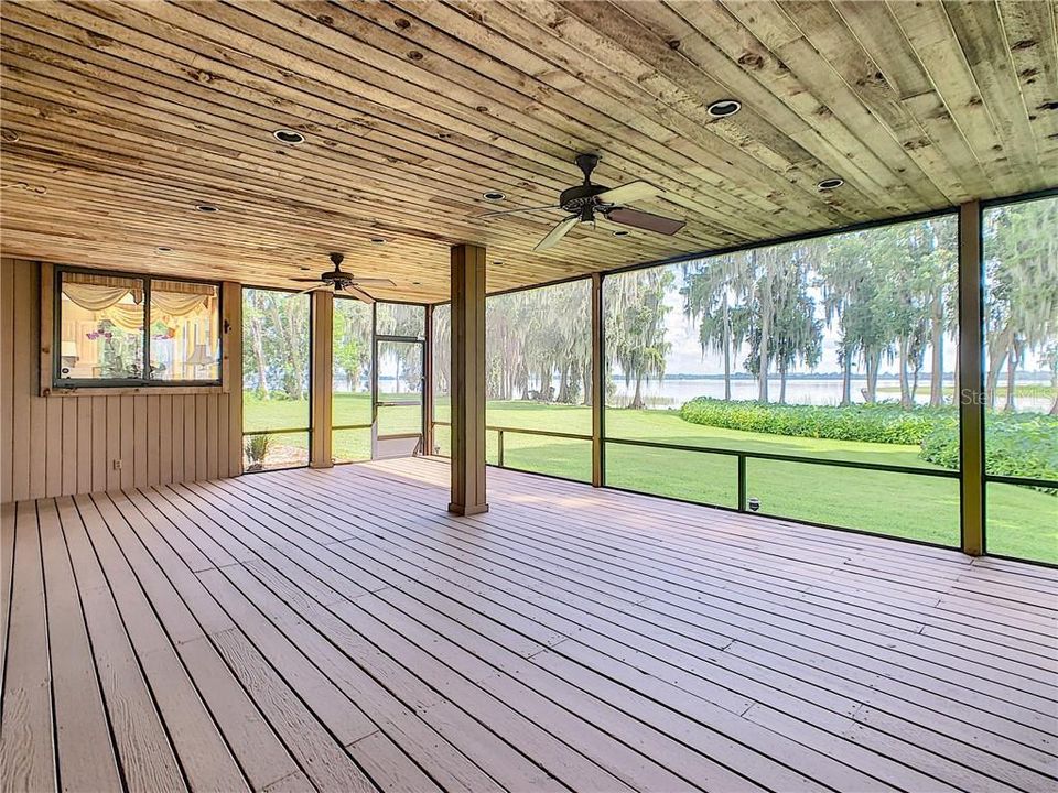 Large Lakefront Screen Enclosed Room