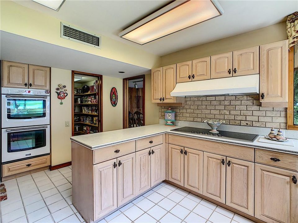 Kitchen with 2 Built-in Ovens