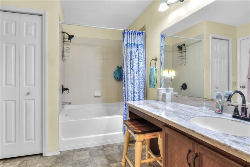 最近售出: $205,000 (3 贝兹, 2 浴室, 1489 平方英尺)