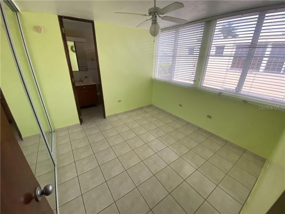 Vendido Recientemente: $217,000 (4 camas, 3 baños, 2300 Pies cuadrados)