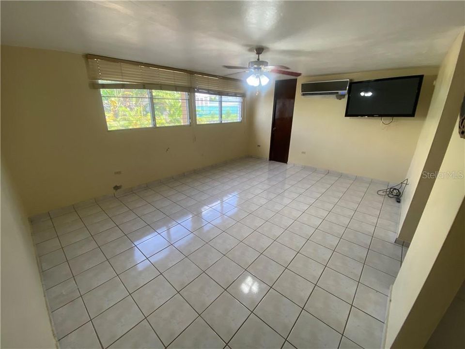 Vendido Recientemente: $217,000 (4 camas, 3 baños, 2300 Pies cuadrados)