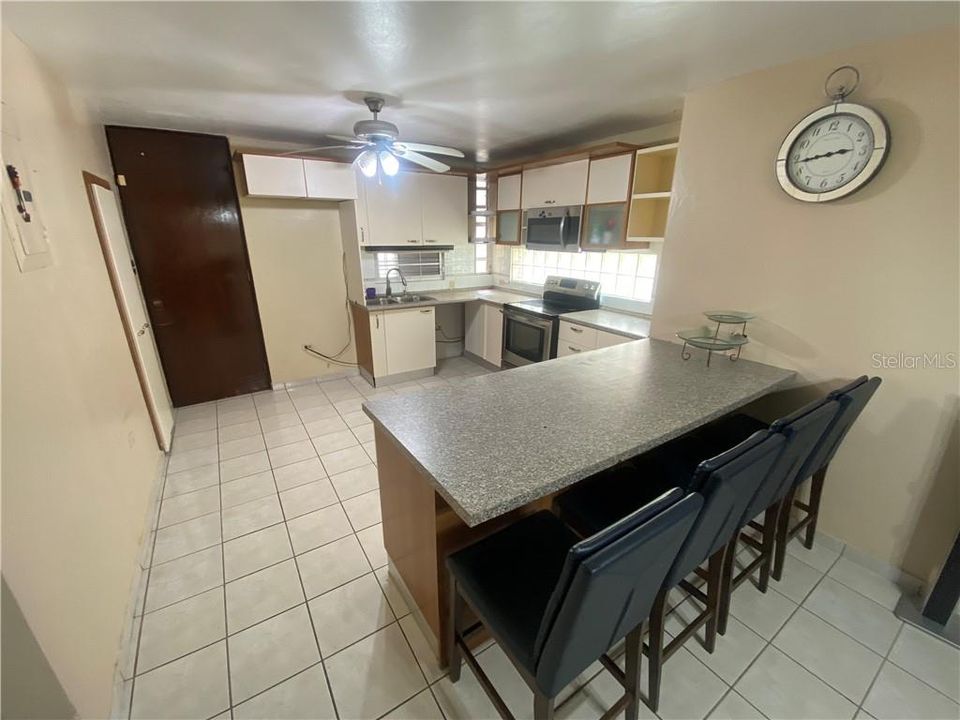 Vendido Recientemente: $217,000 (4 camas, 3 baños, 2300 Pies cuadrados)