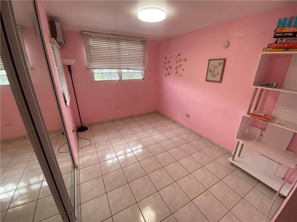 Vendido Recientemente: $217,000 (4 camas, 3 baños, 2300 Pies cuadrados)