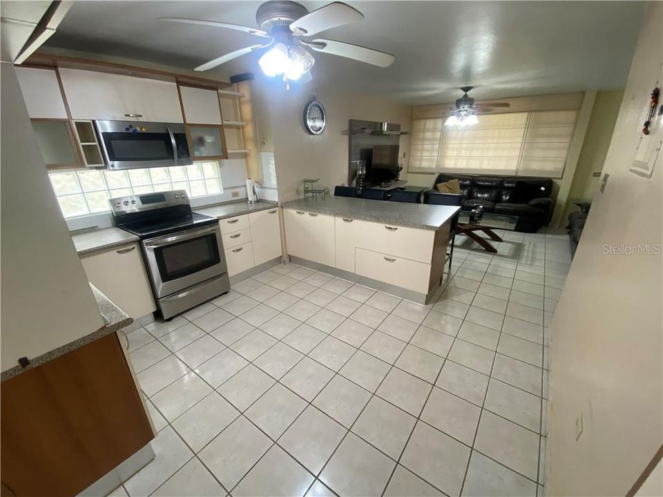 Vendido Recientemente: $217,000 (4 camas, 3 baños, 2300 Pies cuadrados)