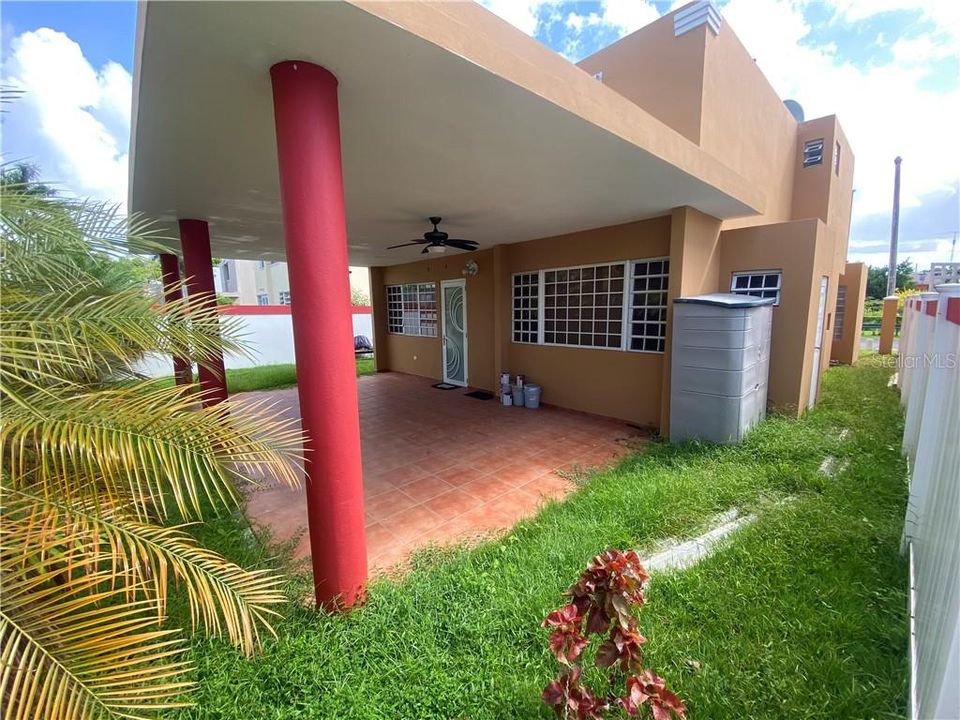 Vendido Recientemente: $217,000 (4 camas, 3 baños, 2300 Pies cuadrados)