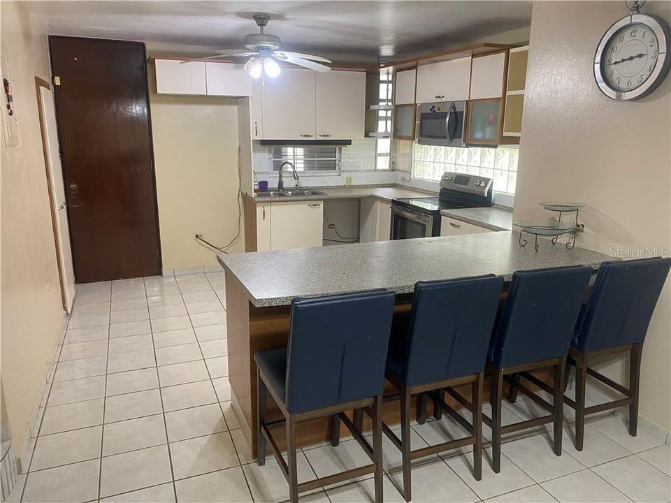 Vendido Recientemente: $217,000 (4 camas, 3 baños, 2300 Pies cuadrados)