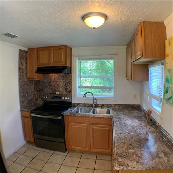 Recently Rented: $875 (2 beds, 1 baths, 777 Square Feet)