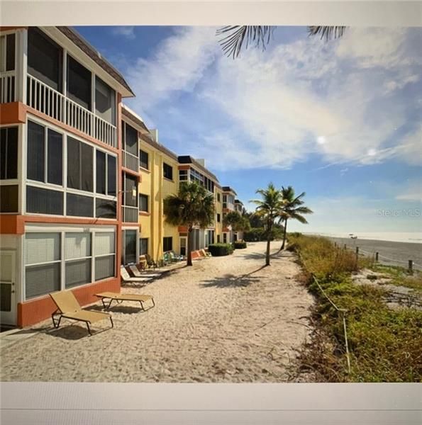 Recently Sold: $570,000 (2 beds, 2 baths, 969 Square Feet)