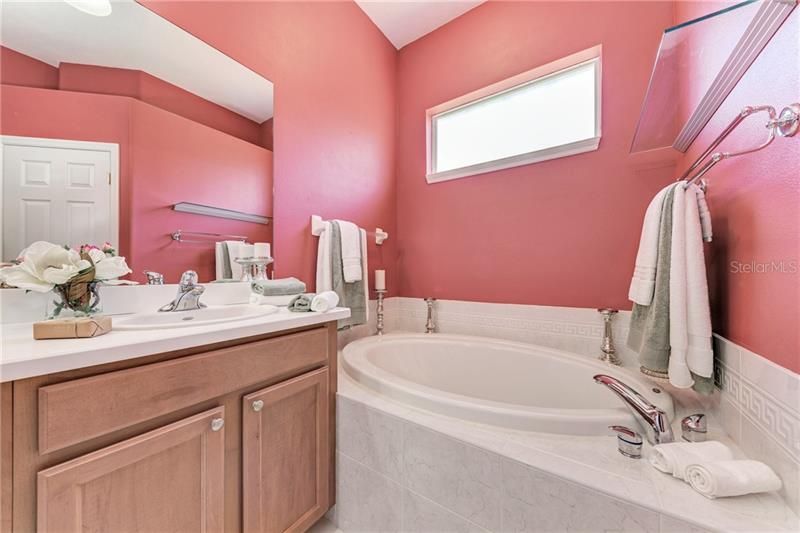 最近售出: $329,000 (3 贝兹, 2 浴室, 1832 平方英尺)