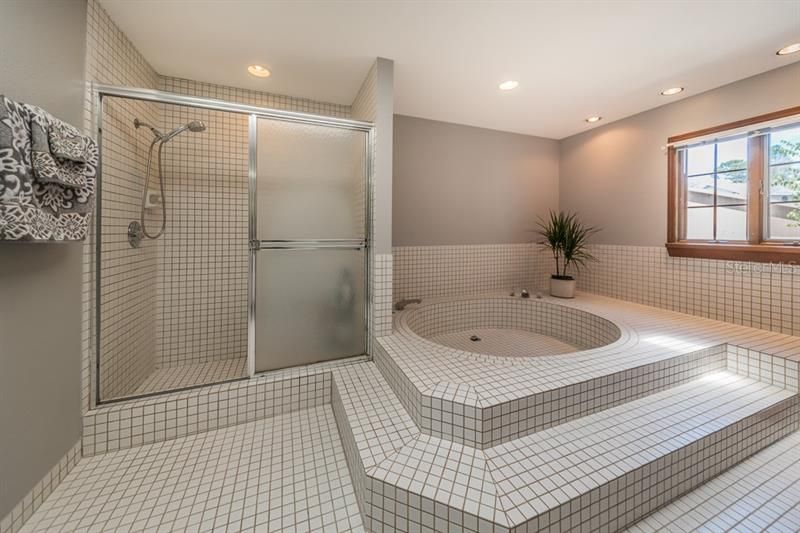 最近售出: $480,000 (4 贝兹, 2 浴室, 3231 平方英尺)