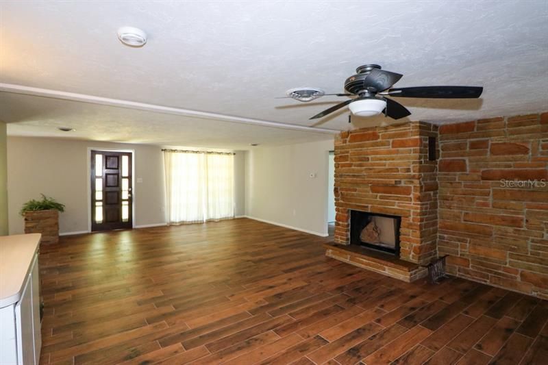 Recently Rented: $2,200 (3 beds, 2 baths, 2120 Square Feet)