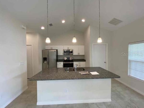 Recently Rented: $1,625 (3 beds, 2 baths, 1552 Square Feet)