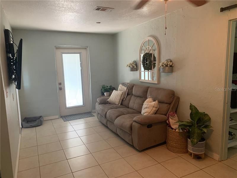 Recently Sold: $95,000 (1 beds, 1 baths, 808 Square Feet)