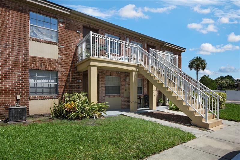 Whether you’re a first time home buyer or investor, you’ll appreciate this bright 1BD/1BA condo with an OPEN FLOOR PLAN close to all the shopping, dining & conveniences you could ask for!
