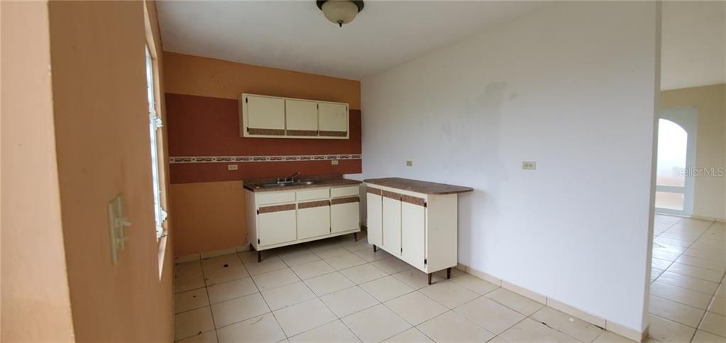 Vendido Recientemente: $135,000 (4 camas, 3 baños, 4489 Pies cuadrados)