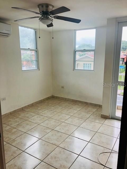 Vendido Recientemente: $185,500 (4 camas, 2 baños, 2130 Pies cuadrados)